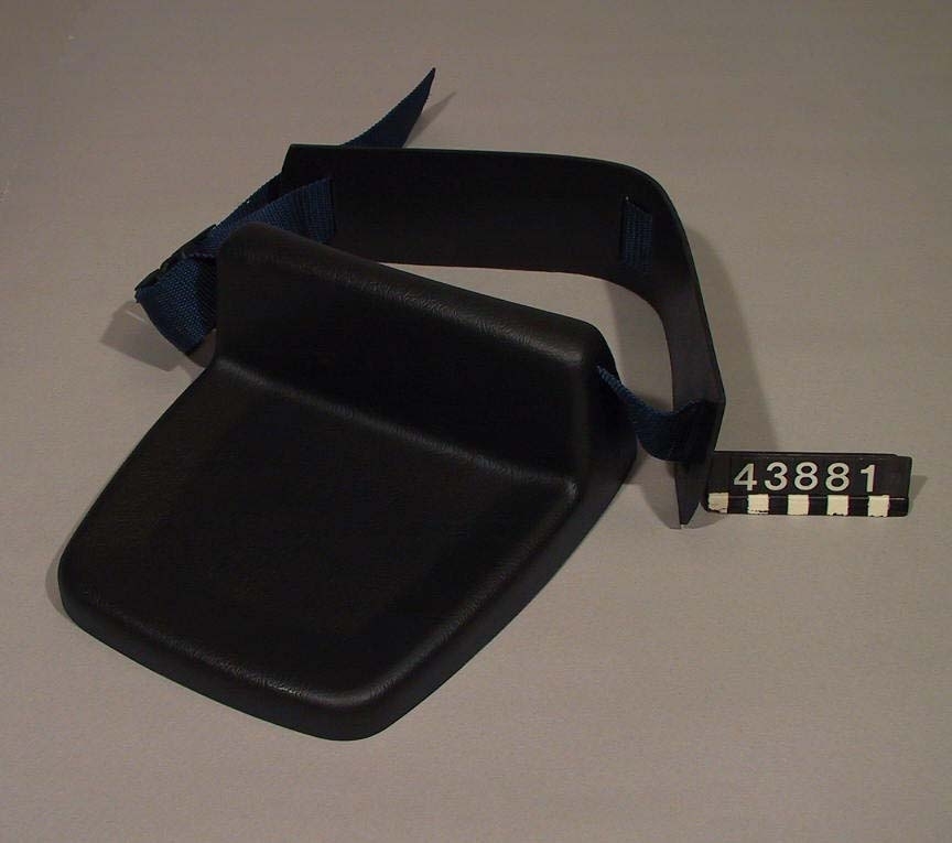 En formpressad hylla som fästs runt midjan med ett midjeband så att sorteringspersonal får en avlastningshylla vid sorteringsarbete och kan placera det som ska sorteras på hyllan och använda båda armarna åt sorteringen. Hyllan bidrar till att minska belastningen på nacke, skuldror och den bärande armen.