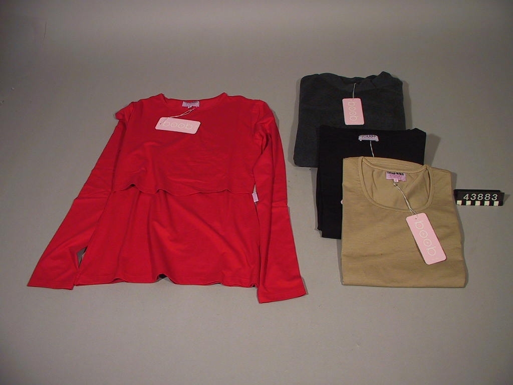 Mammakläder. Boob är kläder för mammor som vill kunna amma smidigt och samtidigt kunna känna sig snyggt klädda. På samtliga modeller ligger tyget dubbelt över bysten så att en omlottöppning bildas. Kläderna ingår i vårkollektionen 2002. Materialet är 95 procent viskos och 5 procent lycra.