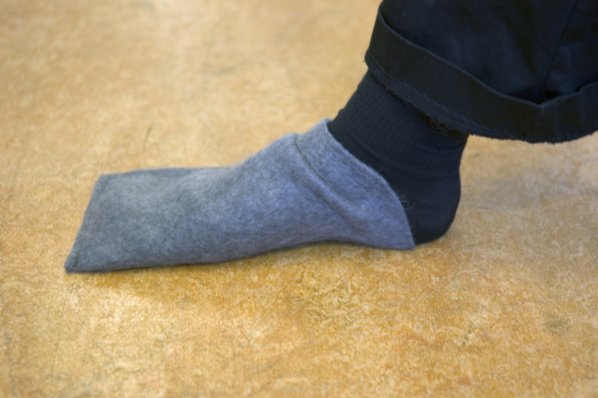 En "dammsocka", avsedd att träs på foten och med vars hjälp man kan samla ihop "dammråttor" på områden som kan vara svåra att komma åt, i hörn och runt golvlister. Genom att trä den över en flugsmällare till exempel, kan man även komma åt under möbler.  Drar med hjälp av den statiska elektriciteten som uppkommer, åt sig dammet.