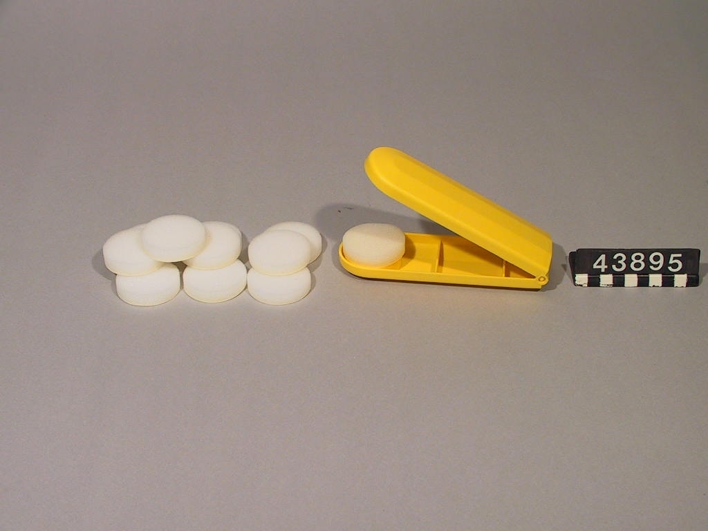 Applikationsbox för hudkräm som kan fällas ut. En skumgummirondell fästs på applikatorn som i utfällt läge fungerar som en förlängd arm och gör att man till exempel lättare kan smörja in sig på ryggen utan hjälp. Man slipper också bli kladdig om fingrarna.