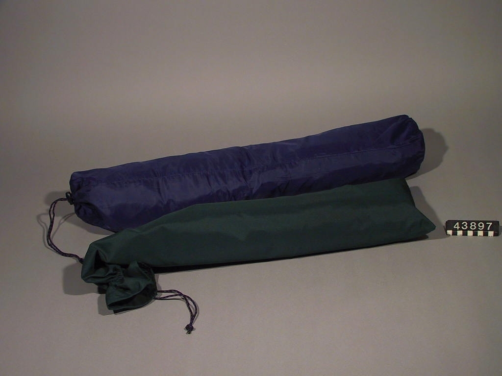 Ett förtält till personbil. Tältet fästes längs bilens ena långsida. Rymmer fem personer. Består av ett innertält och ett yttertält med s.k. absid. Det har 4-5 sovplatser och takhöjd om 185 cm. Konstruktionen möjliggör att man "torrskodd" kan röra sig mellan bil och tält och samtidigt utnyttja delar av bilens utrustning såsom radio och belysning. Tältet är självstagande vilket gör att det även kan användas utan bilen som stöd.