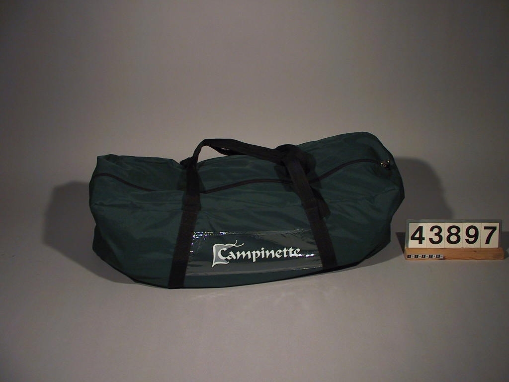 Ett förtält till personbil. Tältet fästes längs bilens ena långsida. Rymmer fem personer. Består av ett innertält och ett yttertält med s.k. absid. Det har 4-5 sovplatser och takhöjd om 185 cm. Konstruktionen möjliggör att man "torrskodd" kan röra sig mellan bil och tält och samtidigt utnyttja delar av bilens utrustning såsom radio och belysning. Tältet är självstagande vilket gör att det även kan användas utan bilen som stöd.