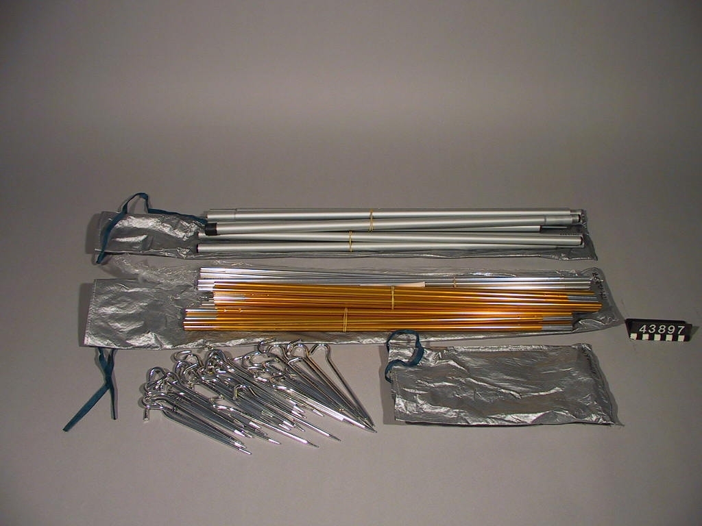 Ett förtält till personbil. Tältet fästes längs bilens ena långsida. Rymmer fem personer. Består av ett innertält och ett yttertält med s.k. absid. Det har 4-5 sovplatser och takhöjd om 185 cm. Konstruktionen möjliggör att man "torrskodd" kan röra sig mellan bil och tält och samtidigt utnyttja delar av bilens utrustning såsom radio och belysning. Tältet är självstagande vilket gör att det även kan användas utan bilen som stöd.