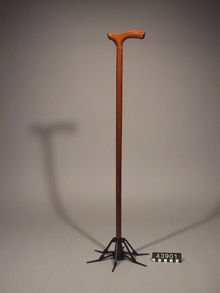 Käppstödet monteras på en käpp eller krycka och möjliggör att få dem fristående. Stödet fungerar som ett upp-och-nervänt paraply. 6 st ben är fästade på en ring upp- och nertill. När den övre ringen trycks ner fälls benen ut och när ringen dras tillbaka, följer benen med upp.