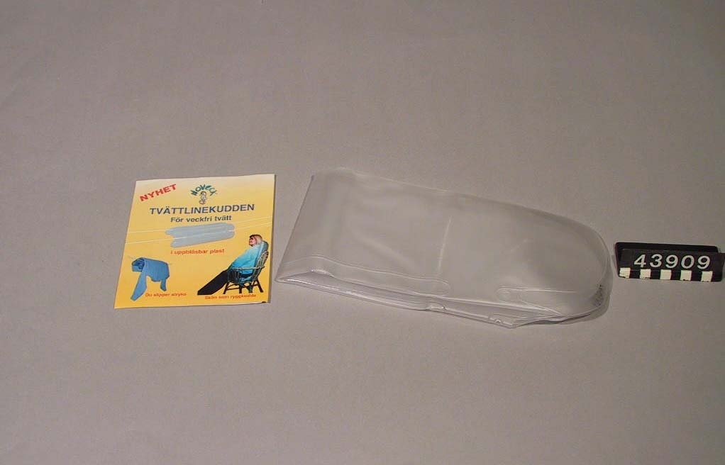 En uppblåsbar kudde som läggs över tvättlina/linor för att förhindra veck efter linan på till exempel tjocka tröjor eller klädnypemärken på tunna plagg. 65 mm lång. Den kan också användas i bilen och i badkaret.