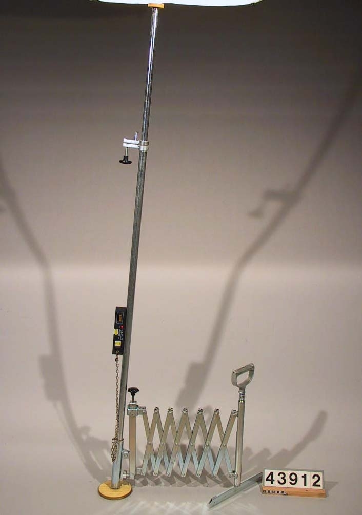 Avjämnare för våtgolv. Redskapet är avsett förenkla sättet att garantera rätt lutning vid gjutning av golv i våtutrymmen. Ett teleskoprör monteras, i lod, mellan golvbrunnen och taket. På detta rör monteras en saxkonstruktion med en viss mindre lutning relativt teleskopröret. Längst ut på saxkonstruktionen monteras en avdragare som är avsedd att jämna till den ohärdade betongytan. Saxkonstruktionen, och därmed avdragaren, kan fås att rotera runt teleskopröret med hjälp av en förlängningsarm. Avdragaren kan med hjälp av saxkonstruktionen, förflyttas upp till knappt två meter från golvbrunnen.