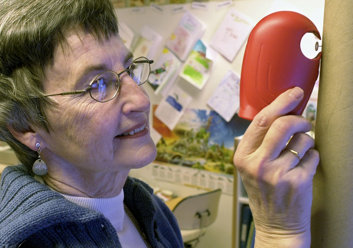 Häftstiftsborttagare som också fungerar som också kan användas för att samla, förvara och trycka fast häftstift.