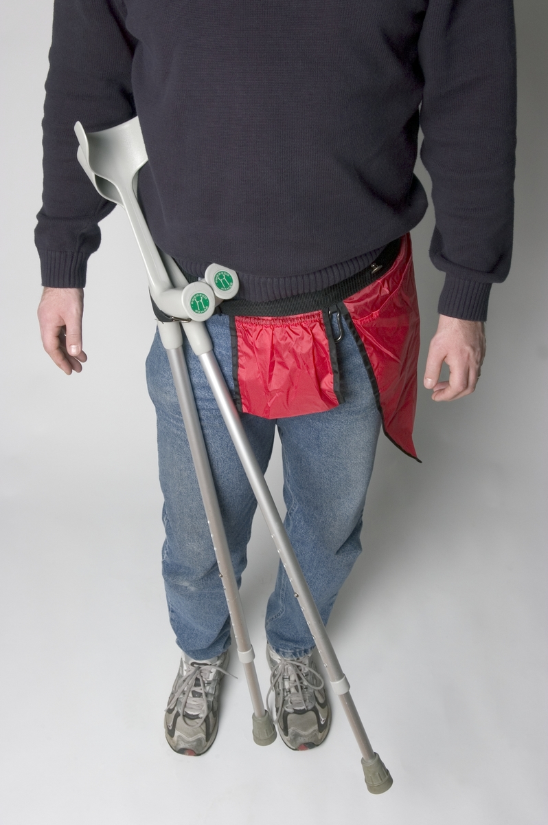 Ett kryckbälte med en resår med krok på ena sidan, vari man enkelt kan fästa ena (eller båda) kryckan (kryckorna). Detta gör att händerna blir fria och kryckan är fortfarande lättillgänglig. På bältet finns också en större samt en mindre ficka för förvaring av saker som lätt ska nås. Två krokar gör det möjligt att hänga fast kassar eller liknande.