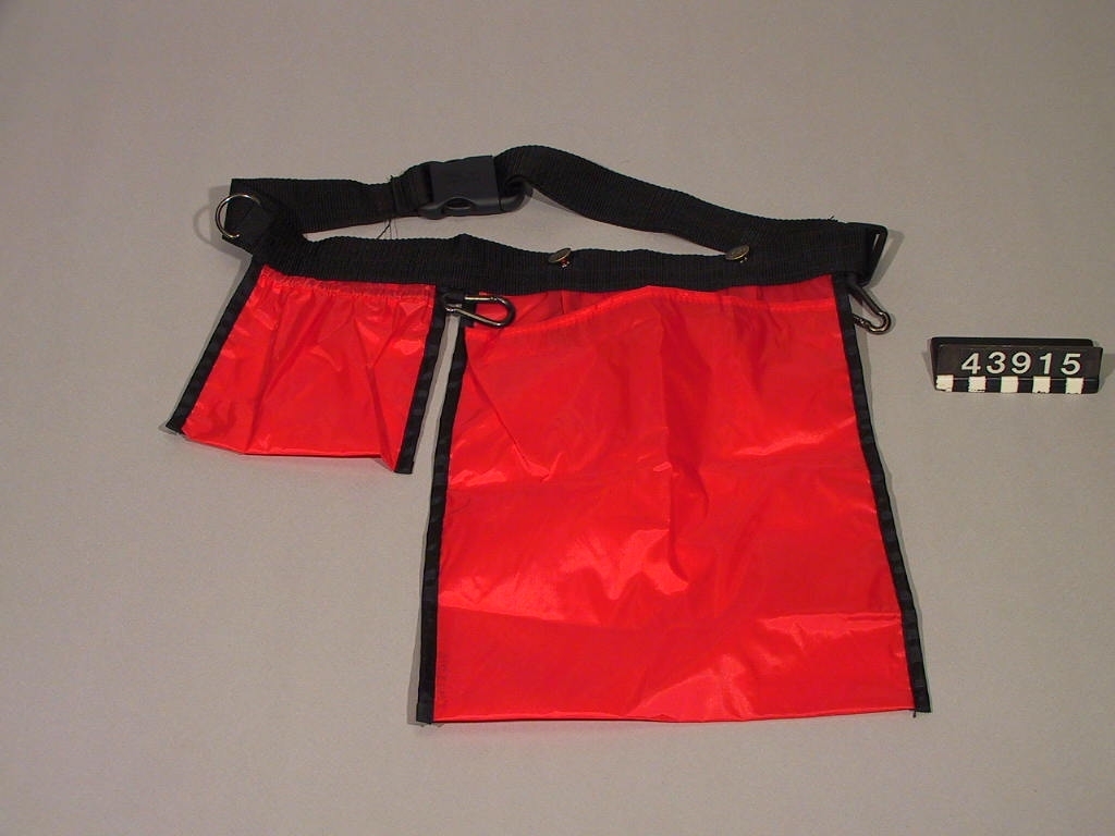 Ett kryckbälte med en resår med krok på ena sidan, vari man enkelt kan fästa ena (eller båda) kryckan (kryckorna). Detta gör att händerna blir fria och kryckan är fortfarande lättillgänglig. På bältet finns också en större samt en mindre ficka för förvaring av saker som lätt ska nås. Två krokar gör det möjligt att hänga fast kassar eller liknande.