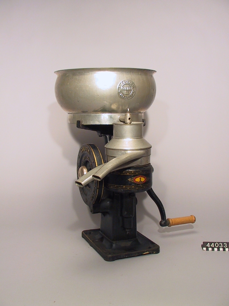 Separator från Alfa-Laval modell Colibri. Stora kärlet märkt Colibri III, 150 liter. På tappkranen finns "4465" ingjutet. Separatorn märkt 60 Rev.Pr.Min. Vev med trähandtag. 
Diameter: 100 mm, höjd: 410 mm. fyra träskruv inkl. träbrickor för fastsättning av maskinen. Plåtask märkt: "ALFA-LAVAL SEPARATOR" med div. smådelar. Smutsig och färgavskrapad.
Tillbehör: egentillverkad träpinne på fat för upphängning av maskindelar.