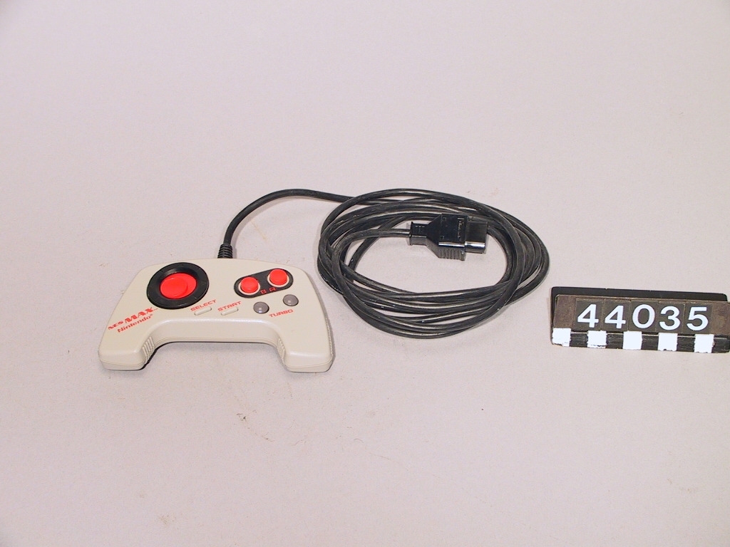 Handkontroll till Nintendo. Med orginalkartong.
Tillbehör: Originalkartong.
