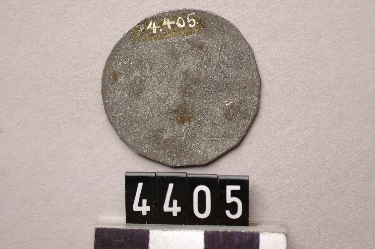 Av förtennt järnplåt. märkt: 1