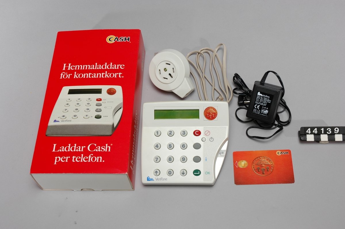 Hemmaladdare för Föreningssparbankens Cashkort. Kortet ingick som chip i bland annat Föreningssparbankens Visa-kort men förekom också som enbart Cashkort. Apparaten kopplas via telefonuttag som terminal mot banken och påfyllning av pengar på kortet sker från användarens konto. Apparaten visar även saldo på kortet.
Tillbehör: Nätadapter och telefonkabel.