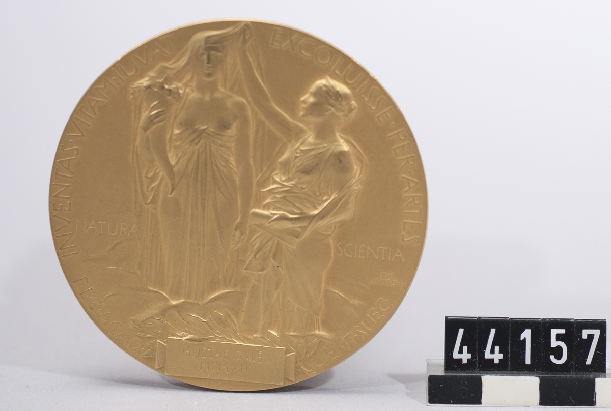 Nobelmedalj tillägnad Gustaf Dalén 1912. Med tillhörande diplom, undertecknat av ordföranden för Kungl Svenska Vetenskapsakademien H G Söderbaum.