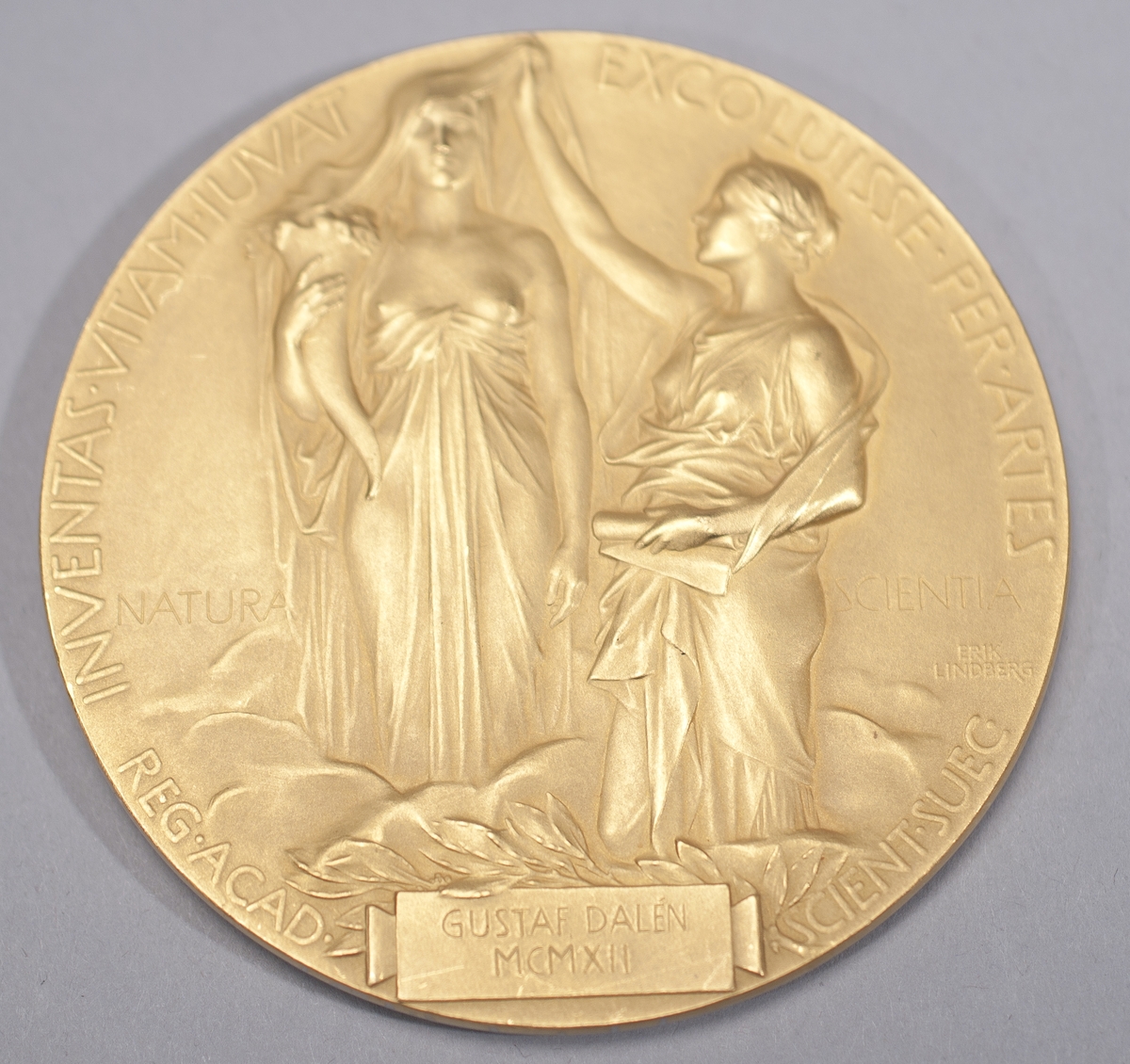 Nobelmedalj tillägnad Gustaf Dalén 1912. Med tillhörande diplom, undertecknat av ordföranden för Kungl Svenska Vetenskapsakademien H G Söderbaum.