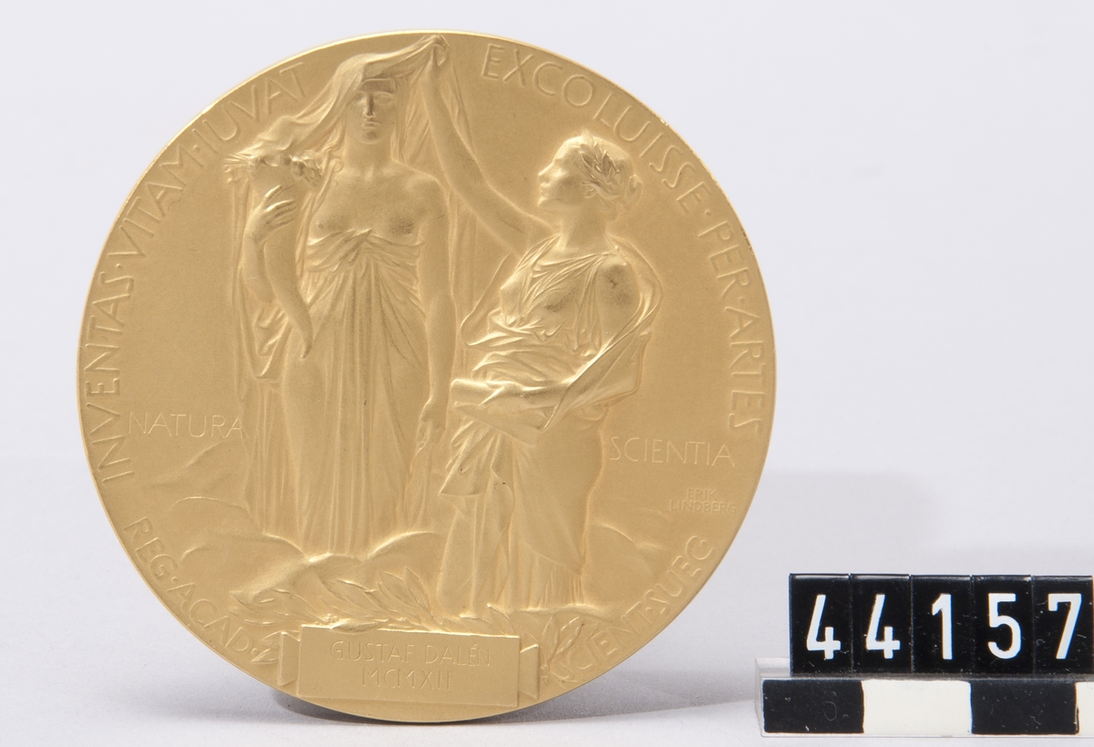 Nobelmedalj tillägnad Gustaf Dalén 1912. Med tillhörande diplom, undertecknat av ordföranden för Kungl Svenska Vetenskapsakademien H G Söderbaum.