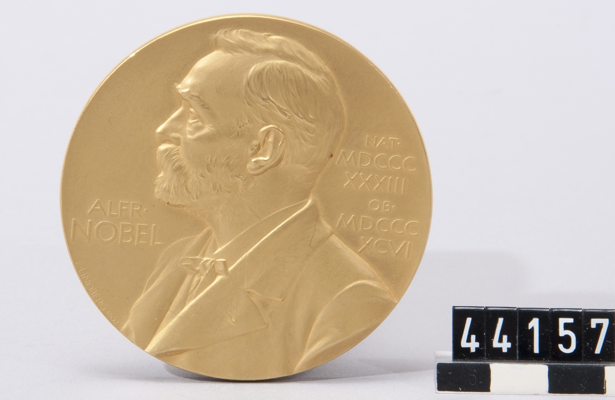 Nobelmedalj tillägnad Gustaf Dalén 1912. Med tillhörande diplom, undertecknat av ordföranden för Kungl Svenska Vetenskapsakademien H G Söderbaum.