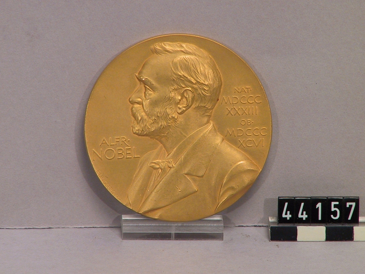 Nobelmedalj tillägnad Gustaf Dalén 1912. Med tillhörande diplom, undertecknat av ordföranden för Kungl Svenska Vetenskapsakademien H G Söderbaum.