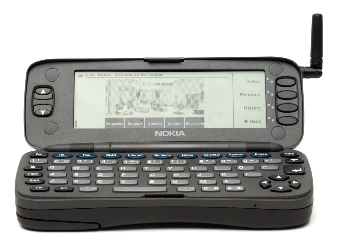 Dummy av mobiltelefon Nokia Communicator 9000 avsedd som skyltexemplar. Mobiltelefon/handdator för GSM 900. Display 640 x 200 pixlar resp 4 x 10 tecken. 8 MB minne fördelat på 4 MB operativsystem, 2 MB applikation samt 2 MB datalagring. Bygger på INTEL 386-processor, operativsystem GEOSTM 3.0. Infraröd port. 35 timmars standbytid och 3 timmars taltid.