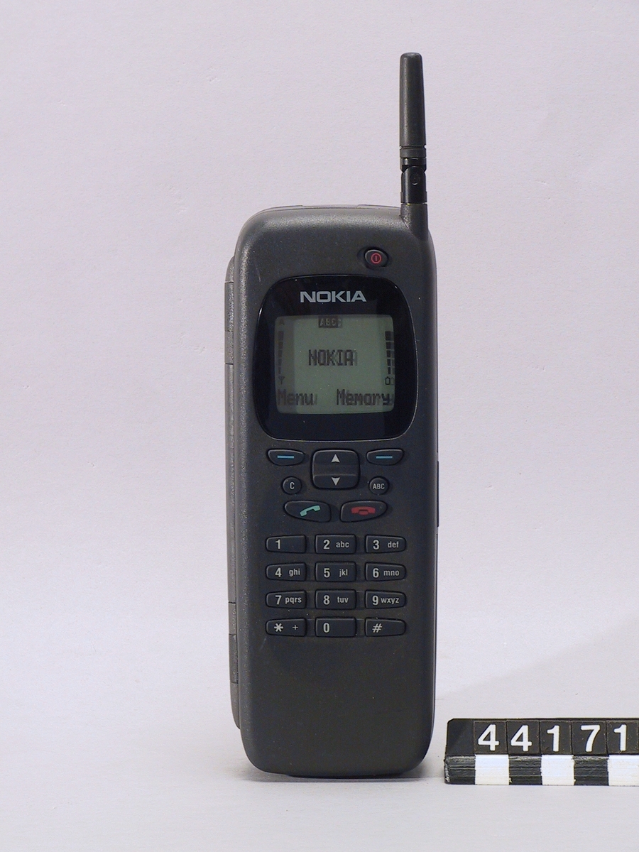 Dummy av mobiltelefon Nokia Communicator 9000 avsedd som skyltexemplar. Mobiltelefon/handdator för GSM 900. Display 640 x 200 pixlar resp 4 x 10 tecken. 8 MB minne fördelat på 4 MB operativsystem, 2 MB applikation samt 2 MB datalagring. Bygger på INTEL 386-processor, operativsystem GEOSTM 3.0. Infraröd port. 35 timmars standbytid och 3 timmars taltid.