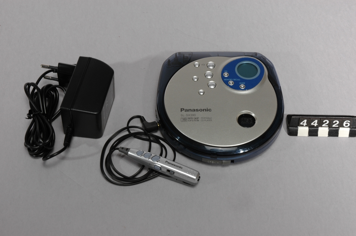 Bärbar CD-spelare med 780 nm laser, 20-20000 Hz ljudåtergivning, 48 sek skakminne och upp till 40 timmars speltid per två alkaliska LR06-batterier.
Tillbehör: Batterielliminator, sladd med fjärrkontroll och hörlursuttag.