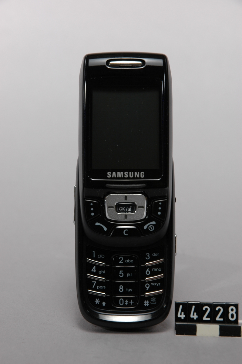 GSM triband kameramobil i skjutbart utförande med1.3 megapixlar, fotolampa, 260 k färger TFT display med 176 x 220 pixlar. Videoinspelning och videomeddelande, 64 polyfoniska signaler och MP3. Högtalarfunktion, MP3-spelare och extra anslutningsbar högtalare. Operatörslåst till Telia. I originalförpackning.
Tillbehör: Laddare, handsfree och extern högtalare.