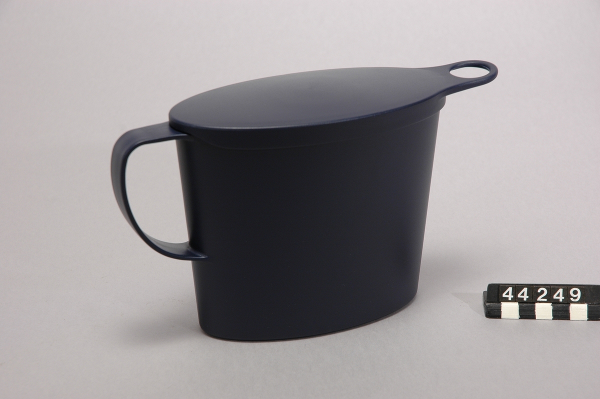 Pipinette, Travelkit. Potta i plast med lock, utformad så att en kvinna kan använda den stående. Pottan finns i två storlekar, 990 ml och 700 ml. Till uppfinningen hör också Travelkit  som är en särskild resevariant med en hållare och absorberande engångspåsar. Pottan är CE-märkt, mönster- och patentskyddad.