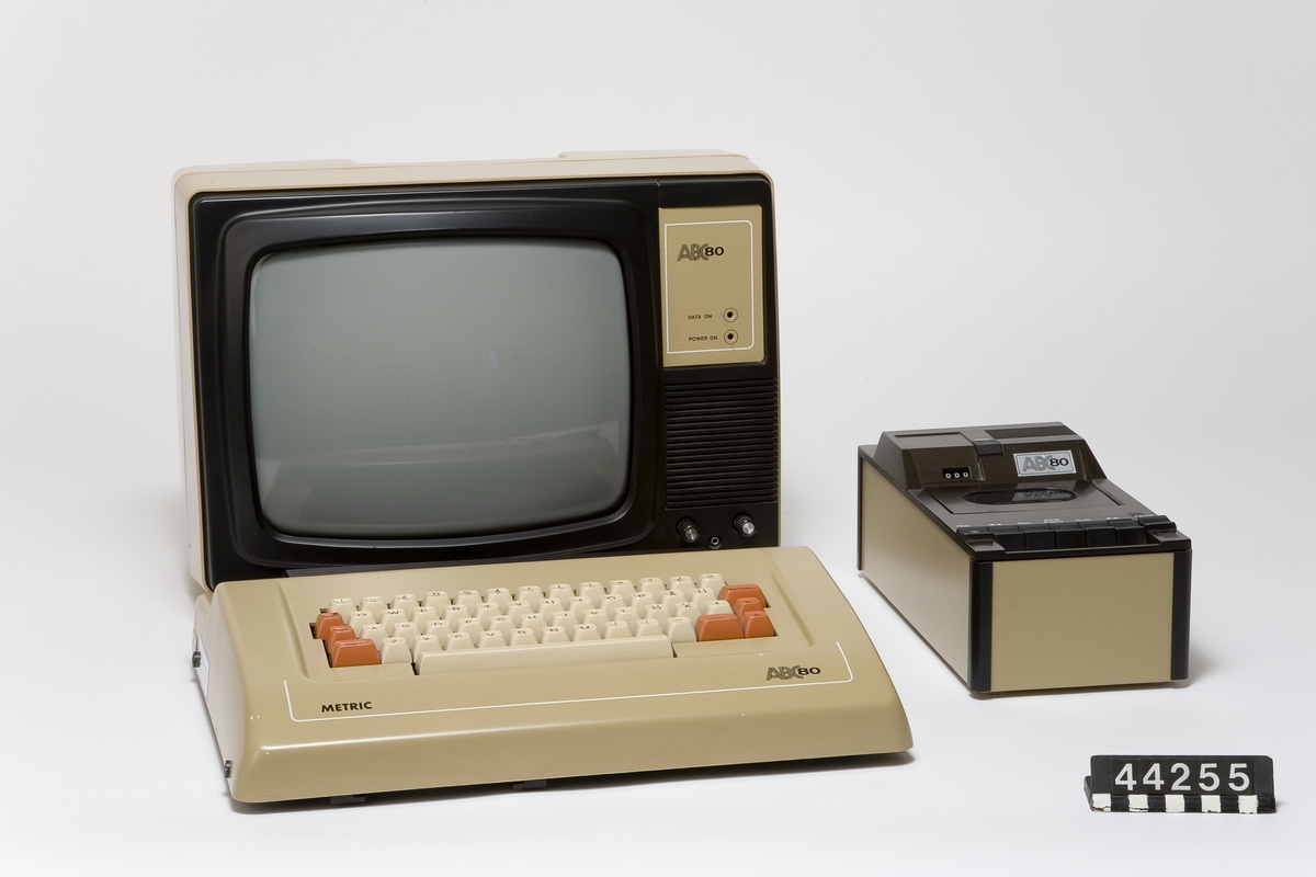Persondator bestående av centralenhet, bildskärm och kassettbandspelare. Centralenhet är uppbyggd på en bottenplatta i plåt och ovandelen är tillverkad av beige plast. Keytronics-tangentbord med svenska tecken. Svart kylfläns av svart aluminium på ovansidan. Anslutningskontakter på baksidan, bl.a. anslutning till bildskärm och kassettbandspelare samt en så kallad ABC-bus. Strömförsörjningen till centralenheten sker via anslutningen till bildskärmen. Centralenheten är uppbyggd kring processorn Z80 från Zilog. RAM-minne på 16 KB samt ROM-minne på 16 KB. Monokrom bildskärm av katodstråletyp i svart och beige plast, upplösning på 40 tecken på 25 rader. Kassettbandspelare i svart plast och beige plåt med knappar för bandmanöverering och räkneverk. Tillhörande kablar.