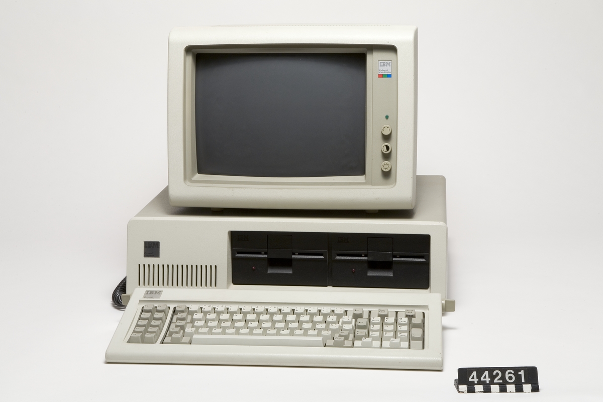 Persondator bestående av centralenhet, bildskärm och tangentbord. Centralenhet IBM 5150. Ytterhölje i grå plast. Vinklad front med indragen frontpanel i svart plast med två 5,25-tums diskettenheter, vardera rymmande 160 kB. Strömbrytare (vippomkopplare i röd plast) på höger sida. Anslutningskontakter för bl.a. nätström, tangentbord och bandspelare på baksidan. Fem expansionsplatser enligt ISA-standard. Processor Intel 8088 med klockfrekvensen 4,77 MHz. RAM-minne på 16 kB. En BASIC-tolk från Microsoft lagrades på ROM-minnet. Tillverkad 1981.  Bildskärm IBM 5154. CRT-bildskärm med färgåtergivning. Tillverkad 1988.  Tangentbord "Personal Computer". Fullängdstangentbord med 83 tangenter. 10 funktionstangenter och numerisk del.  Bredd:360 mm, djup: 150 mm.