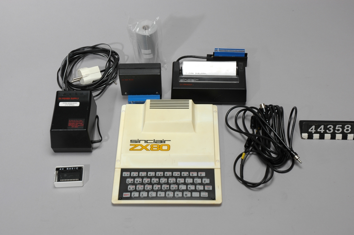 Hemdator i vit plast. Texten "sinclair ZX80" tryckt på ovansidan. Membrantangentbord med snabbkommandon. Upphöjning i ovandelen som rymmer en kylfläns till strömförsörjningen och den avskärmade RF-enheten. Expansionsport, RF-utgång samt tre 3,5 mm phono-kontakter för strömmatning och anslutning till bandspelare (MIC och EAR). Processorn var NEC µPD780C-1 som var en kopia av Zilog Z80. Klockfrekvensen var 3,25 MHz. 4 kB ROM-minne och 1 kB RAM-minne.  Datorn har uppgraderats med en modernare BASIC-tolk av ZX81-typ. Därför har även tangentbordet bytts ut till ett ZX81-tangentbord.
Tillbehör: Minnesexpansion, Sinclair ZX 16K RAM Skrivare, Sinclair ZX Printer Två rullar skrivarpapper (termo). Ett monterat i skrivaren. Nätdel till skrivaren - ej ursprunglig, för engelska marknaden (stickpropp utbytt). Antennsladd och sladd för anslutning till bandspelare, dubbel med 3,5 mm phono-kontakter i vardera änden. 4 KB BASIC-tolk i plastask, ursprungligt innan uppgradering. Originalkartonger medföljer.