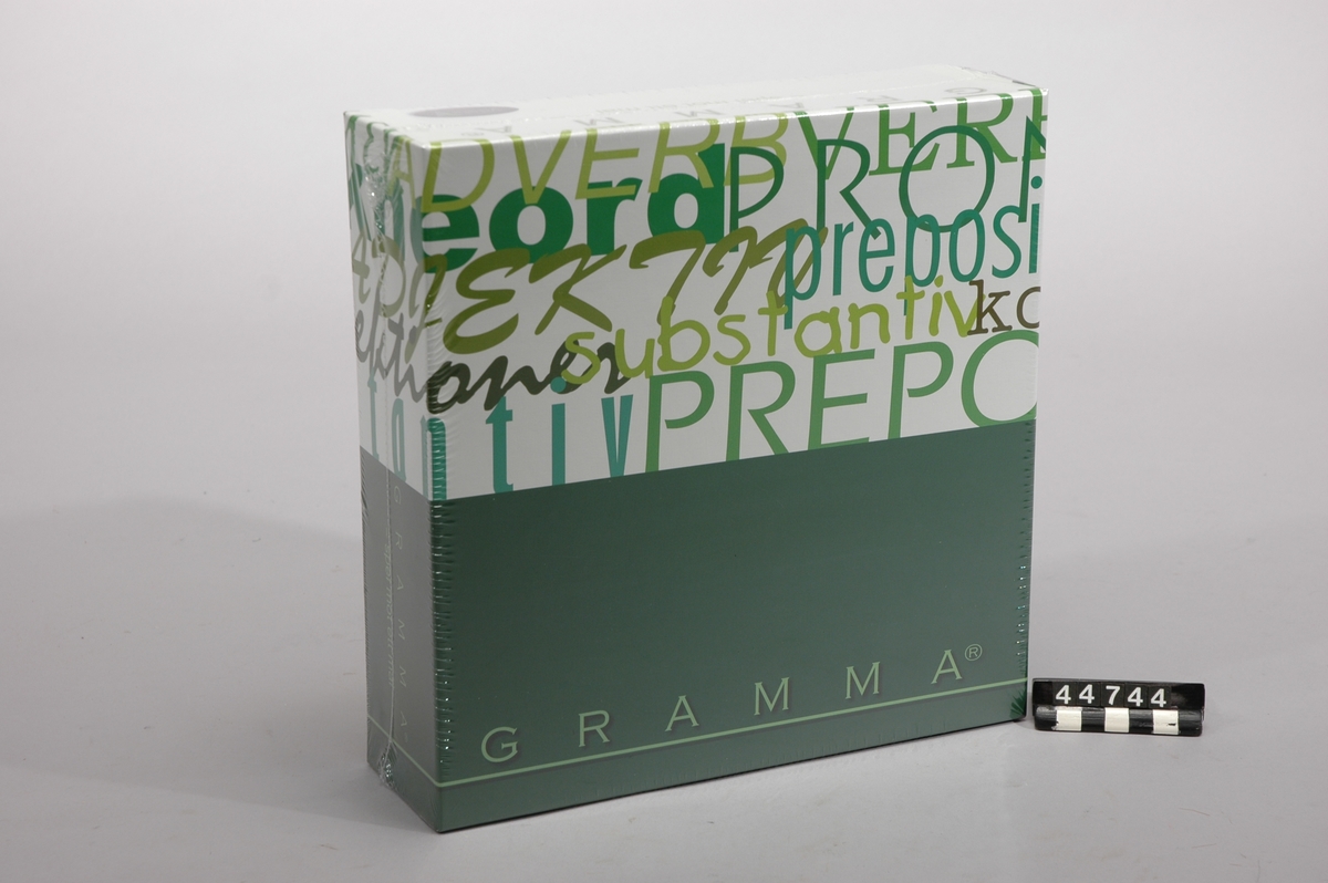 Gramma är ett spel inom utbildningssektorn.  Det är ett brädspel med tärning, spelpjäser, timglas och spelkort. Det ingår även poängblock, ritblock, spelregler, handledning och en minigrammatik.  Enligt uppfinnaren ger spelet grundläggande kunskaper i det svenska respektive engelska språket. Det utvecklar ordförrådet, övar upp språkkänslan och höjer förmågan att kommunicera. Spelet stödjer flera sinnen vid inlärning av grammatik. Det finns fyra olika dominerande inlärningstyper:  * Den visuelle - som lär sig via synen (ord och bild) * Den auditive - som lär sig via hörseln (höra och prata) * Den taktile - som behöver röra vid saker. * Den kinestetiske - som lär sig via rörelser.  Spelet ska ha spelmoment som tillgodoser de olika inlärningstyperna.  Grammatikspelet tar avstamp i ett klassiskt sällskapsspel med bräde, tärning, spelpjäser, timglas och spelkort. Upplägget bygger på laginsatser, men individuell fantasi och kreativitet är viktigt. Alla deltagarna är aktiva i spelet och samarbetet är viktigt. Det gäller att utifrån givna ord spela upp charader, rita, gissa, duellera, svara på grammatikfrågor och komma på synonymer och antonymer.  Svårighetsgraden kan anpassas till kunskapsnivån hos spelarna. Barn kan spela med vuxna och grammatikexperter med nybörjare.