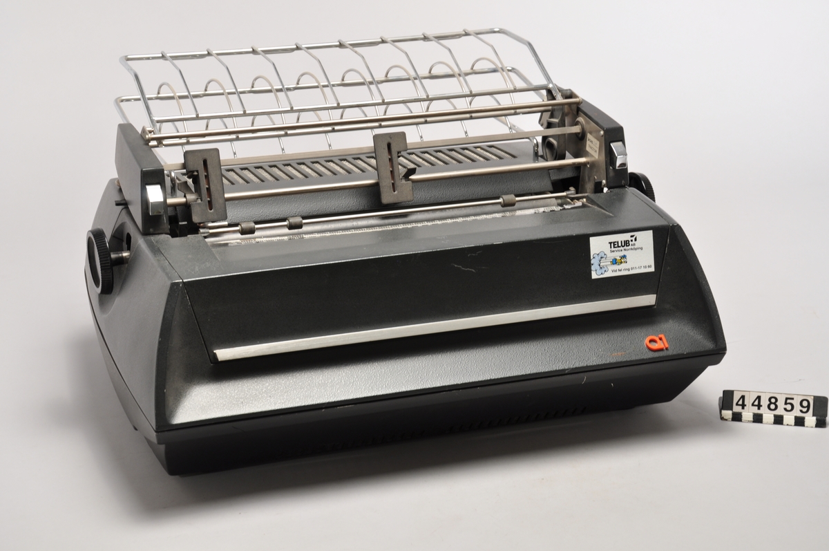 Bordsdator med tangentbord, plasmaskärm och dubbla diskettenheter för 5,25 tums disketter. I datorn sitter en Z80-processor. Detta är Q1 modell Microlite Tillbehör skrivare Q1 microlite - model 01/LITE PRINTER, ser.nr: -007-02008.
Tillbehör: Skrivare Q1 Microlite.