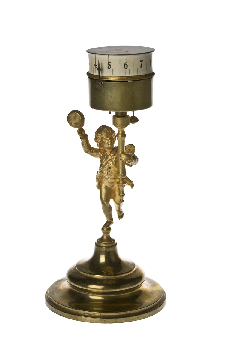 Pendelur i mässing troligen tillverkad i Tyskland under sent 1800 tal.