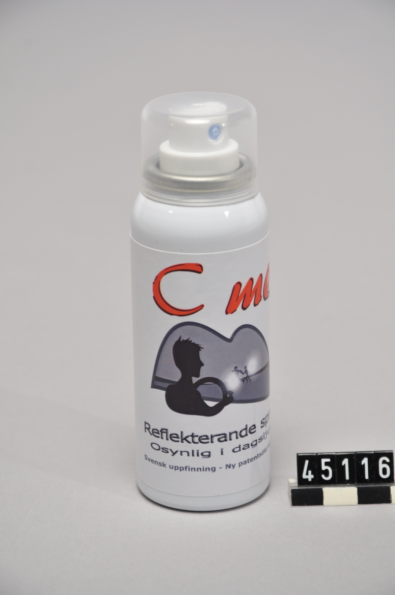 Reflexspray i form av osynlig reflekterande färg att applicera på kläder och även på katter, hundar och hästar. Färgen försvinner vid tvätt.  Vid användning skakar man burken och sprayar i rumstemperatur på 1-3 dm avstånd. Att sprayen fäst kontrollerar man genom att hålla en stark ficklampa nära ögat och belysa den infärgade ytan. Reflektionsvinkeln på de reflekterande partiklarna är smal så att det infallande ljuset går tillbaka i samma riktning . I strålkastarljuset från en bil ser föraren en fotgängare på 75 m avstånd.  C me och C me Cat & Dog är förpackade i vita sprayflaskor med vita etiketter  i handväskformat. C me Horse är förpackad i sprayflaska med svart etikett. Flaskans volym är 100 ml varav 75 ml färg, tryckbehållare med innehållsmärkningen "Extremt brandfarlig" samt "Irriterande".  Patentsökt.