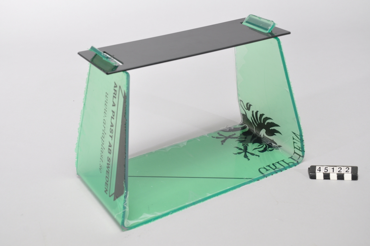 Omläggningsbocken AcTive Tilda är ett ergonomiskt avlastningsstöd för vårdare och patienter i samband med behandling av arm-, hand-, ben- och fotåkommor. Avlastningsstödet underlättar behandlingen då den kroppsdel som ska behandlas hamnar på en behaglig arbetshöjd och kan förflyttas utan att kroppsdelen som ska behandlas måste lyftas. Detta förebygger skador i rygg, nacke och axlar för vårdaren som också kan klara en omläggning ensam istället för att som tidigare arbeta i par.  För patienten innebär avlastningsstödet en behaglig ergonomisk ställning och minskad anspänning i den behandlade kroppsdelen. Avlastningsstödet är gjort i PETG och PEHD.  Den är 220 mm hög, 320 mm bred och 160 mm djup. Vikt 750 g. Avlastningsstödet är lätt att hålla rent med sårsprit och tål höga temperaturer som används vid rengöring inom sjukvården.  Designskyddad inom EU. 80098.