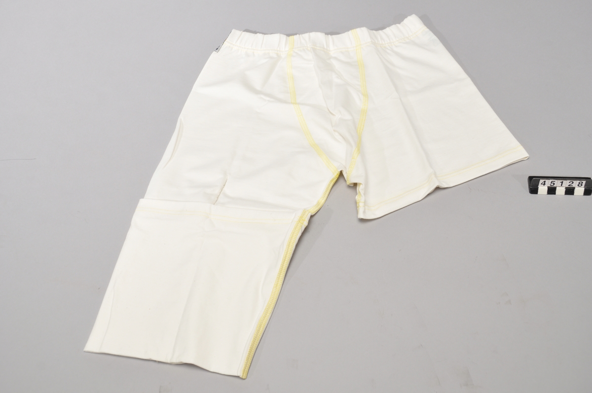 Kateterbyxan Kadycare är en kateterbyxa i unisexmodell med specialanpassad hållare för kateterpåsen. Den är vändbar, säker och bekväm att bära. Påsen kan bäras på höger eller vänster ben.  Patentansökt utförande.  Föremålet består i en förpackning i storlek S, med bruksanvisning/bild.