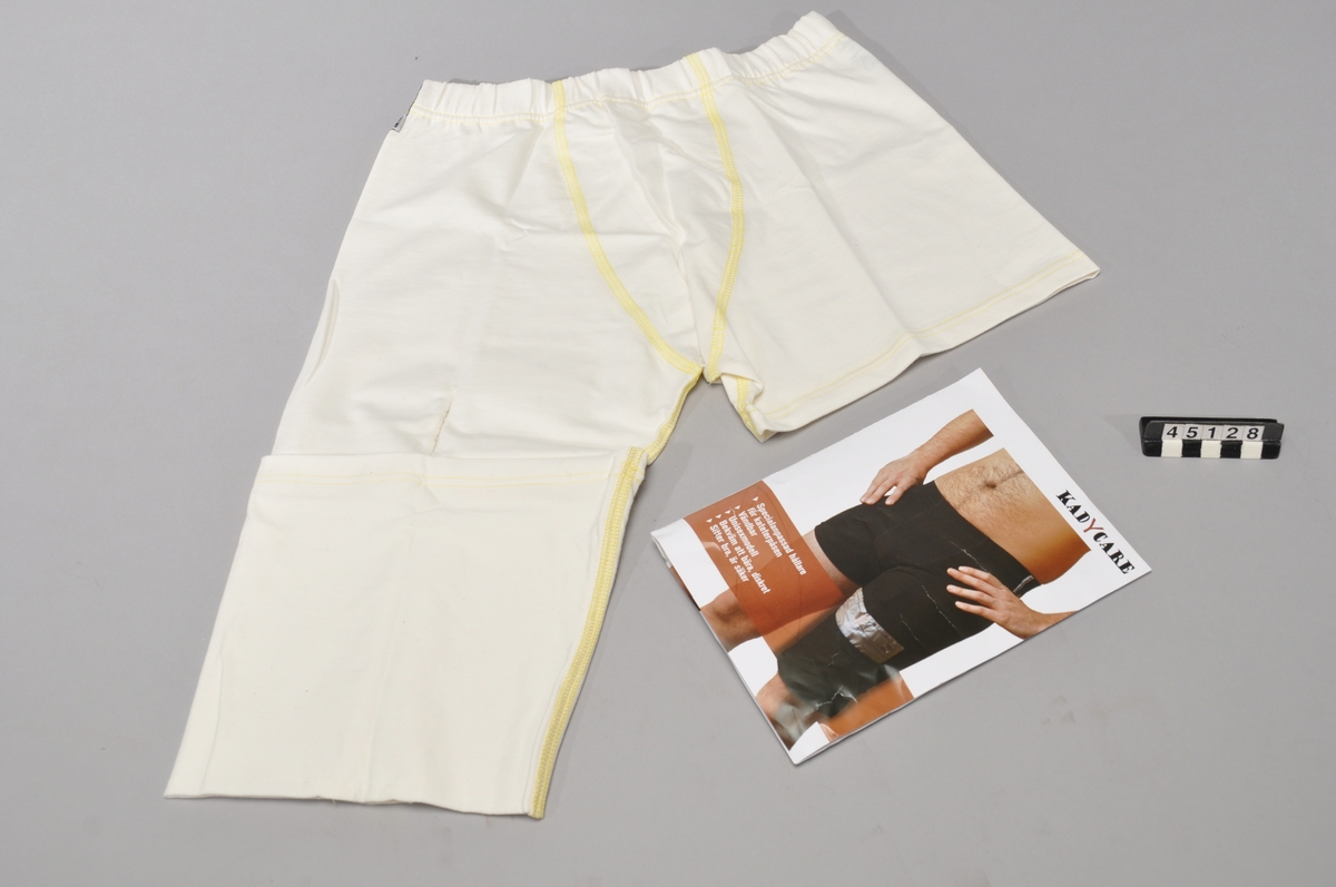 Kateterbyxan Kadycare är en kateterbyxa i unisexmodell med specialanpassad hållare för kateterpåsen. Den är vändbar, säker och bekväm att bära. Påsen kan bäras på höger eller vänster ben.  Patentansökt utförande.  Föremålet består i en förpackning i storlek S, med bruksanvisning/bild.