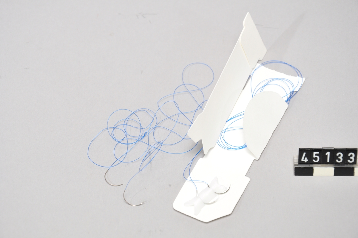 Suturnål för ögonoperationer, tillverkad i en ny typ av rostfritt stålmaterial med unika egenskaper vad gäller hårdhet och formbarhet vilket lett till en ny medicinsk produkt inom mikrokirurgi. Nålen är avsedd att användas för att sy med vid ögonoperationer utan att orsaka ärrbildning i ögat. Den omfattas av tre patent, avseende material, härdningsmekanism, applikationspatent.  Stålet utgörs av en martensitlegering men också krom, nickel, molybden, koppar, titan, aluminium, kisel, kol och kväve.Tillverkad av Sandvik.  Föremålet utgörs av en förpackning med två nålar, en tråd i stållegeringen samt separat två nålar.