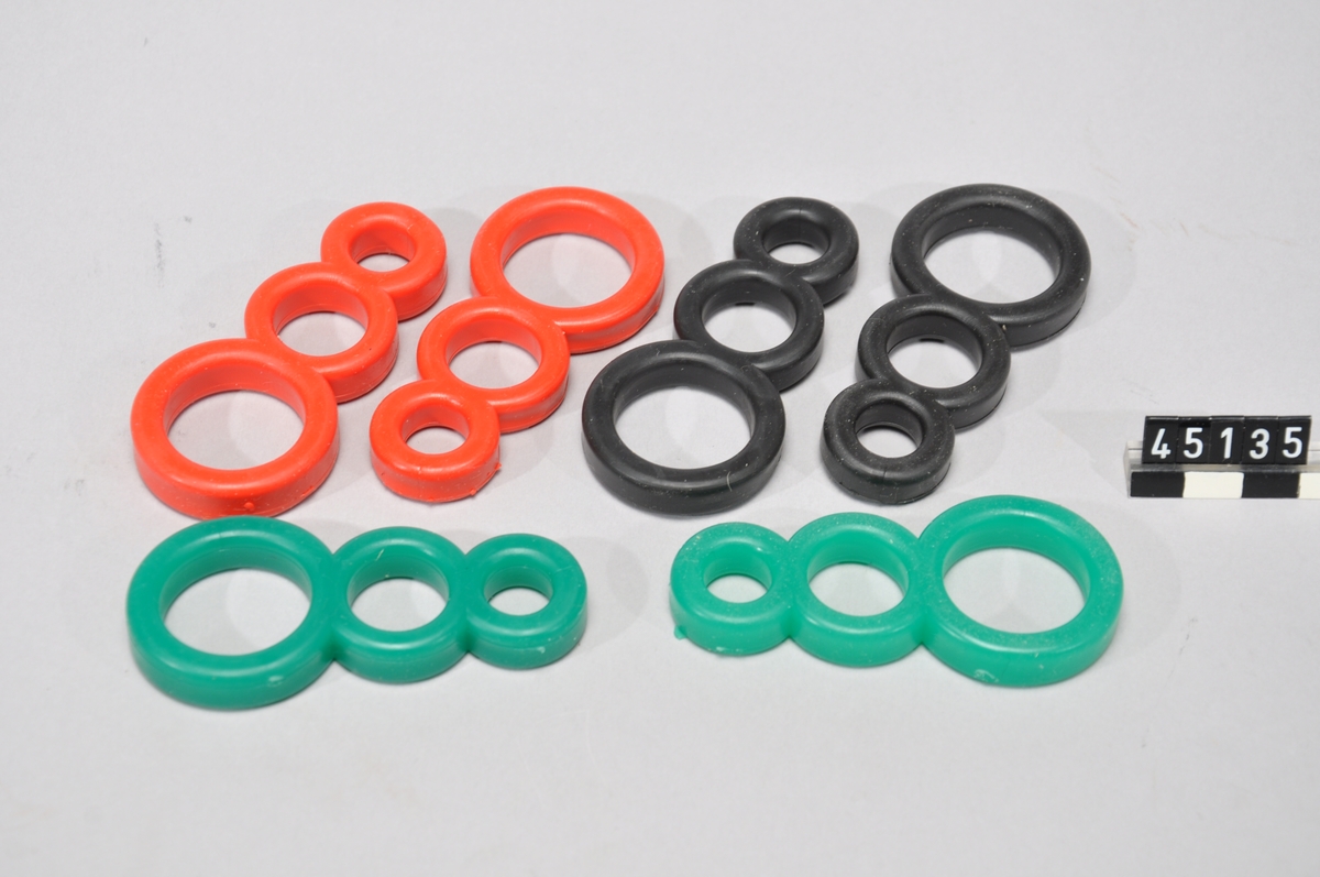 Slevstopp är en köksprodukt som hindrar skedar/bestick att slinka ner i grytor och serveringsfat. Slevstopp består av tre sammansatta ringar i termoplast som man trär på sleven och som hålls på plats tack vare friktionen mellan slevstoppen och grytan. Tål upp till 125 gr C, kan diskas i maskin.  Mönsterskyddad. Tillverkas av NA-form, Nässjö. Sex stycken: två av vardera färgen svart, grön och röd.