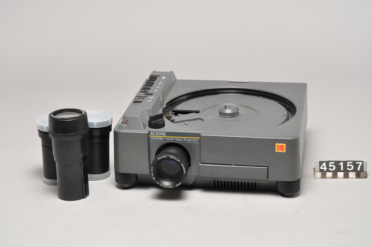 Diabildsprojektor som ingick i ett audivisuellt system för presentationer där diabilder, ljud och ljus effekter uppfördes för publik i biografliknade miljöer. Tillverkad av KODAK med typbeteckningen Ektapro 5020.  Med objektiv FF 100-150 mm zoom f/3,5 CAT 143 3432 samt tre objektiv Vario-Doctarlux/Docter, Wetzlar 70-12 mm zoom f/3,5