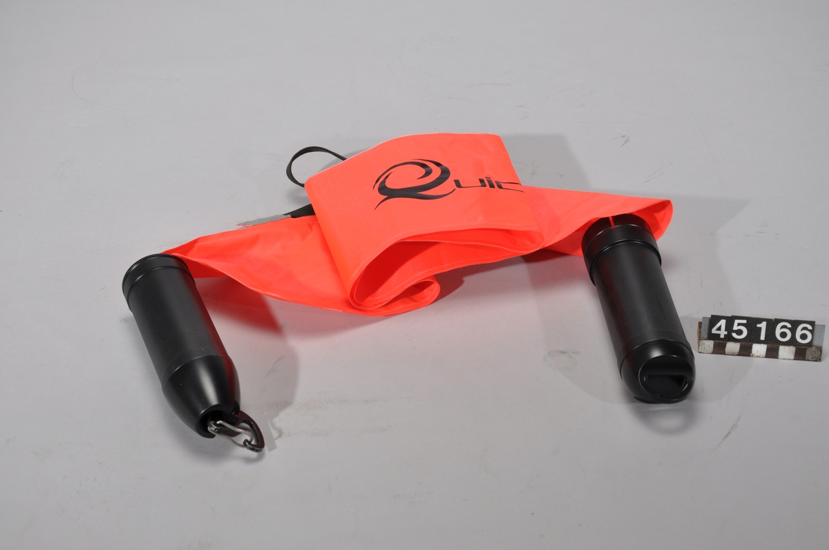 Livbojen Qsave Pro har två handtag med en uppblåsbar enhet som kopplas runt en nödställds kropp, under eller ovan vattenytan. En kolsyrepatron piercas och luftfyller den uppblåsbara enheten. Kroppen lyfts av egen kraft från botten av en sjö/bassäng upp till ytan, där den ger livbojs funktion hela vägen.  Konstruktionen är gjord av Stefan Andersson vid Höga Kustens Teknikresurs. Formgivningen är av Åsa Magnusson. Wetterskogs/Källvikens Maskinteknik/Sacci i Falun är tillverkare. Quicksave saluförs av Dala Tekniska AB. Varumärkesskyddsnummer: P9335SE00, P9494SE01 samt 009680224.