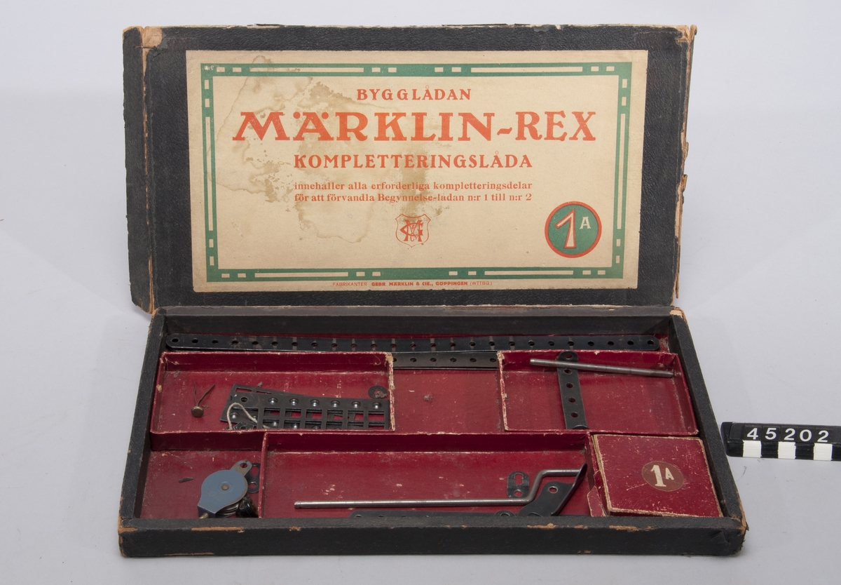 Märklin metallbygglådor, fem stycken: - Märklin Metallbaukasten nr 0 (ca 1919-20) - Märklin-Rex nrs 1, 1A, 2A, 3A (omkring 1920-t mitt)  Innehållet blandat sinsemellan lådorna, ej kompletta satser.