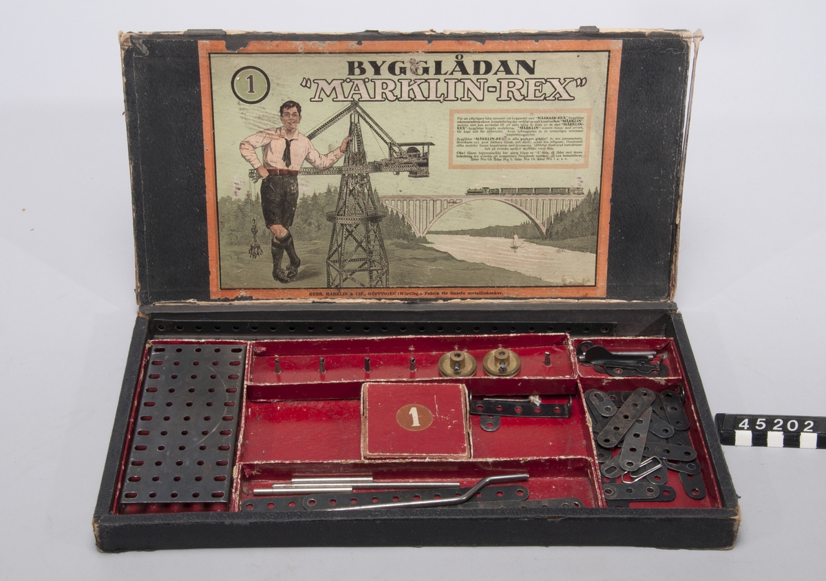 Märklin metallbygglådor, fem stycken: - Märklin Metallbaukasten nr 0 (ca 1919-20) - Märklin-Rex nrs 1, 1A, 2A, 3A (omkring 1920-t mitt)  Innehållet blandat sinsemellan lådorna, ej kompletta satser.