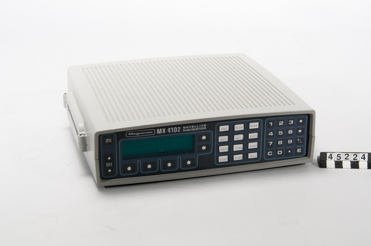 GPS-mottagare, tillverkare Magnavox, Torrance, California Monterad i en mottagarlåda för Transitsystemet, typ MX4102. Serienummer oläsligt, troligen försöksserie. Klisterlappar på manöverpanelen visar funktionerna vilka skiljer sig från panelens standardutförande (mottagare för Transitpositionering)