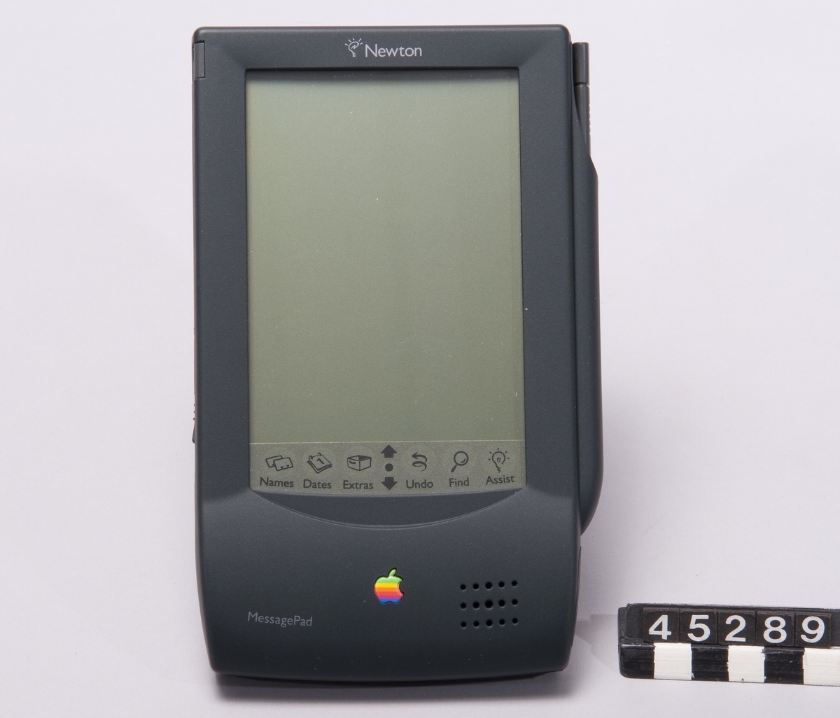 Newton MessagePad i originalförpackning innehållande nätenhet, bruksanvisning, instruktionsvideo samt extra penna.  Typ H1000, nr. S33337J5  4MB RAM, 640K ROM Port för att ansluta extra minne, kommunikationskort för personsökarsystem. Svart/vit tryckkänslig flytkristalldisplay. Teckenigenkänning med "Newton pen". Funktioner som adressbok, anteckningar, uppringningsssistans, kalender. Synkronisering med dator. Med tillhörande modem kan MessagePad sända fax och ansluta till servrar för "electronic mail".