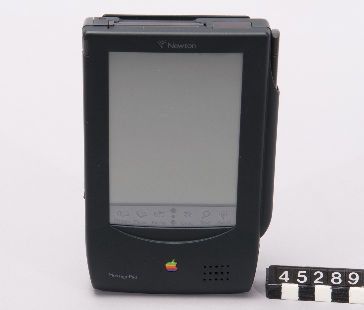 Newton MessagePad i originalförpackning innehållande nätenhet, bruksanvisning, instruktionsvideo samt extra penna.  Typ H1000, nr. S33337J5  4MB RAM, 640K ROM Port för att ansluta extra minne, kommunikationskort för personsökarsystem. Svart/vit tryckkänslig flytkristalldisplay. Teckenigenkänning med "Newton pen". Funktioner som adressbok, anteckningar, uppringningsssistans, kalender. Synkronisering med dator. Med tillhörande modem kan MessagePad sända fax och ansluta till servrar för "electronic mail".