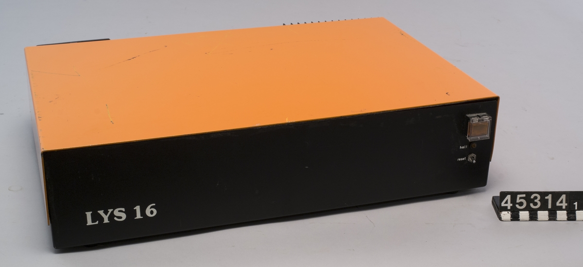 Mikrodator med processor av typ National Semiconductor IMP-16 med klockfrekvens på 8 MHz och 16 bitars bussbredd. ROM-minne ca 300 16-bitars ord, RAM-minne 32 kB. Huv av orange plåt, lös.
