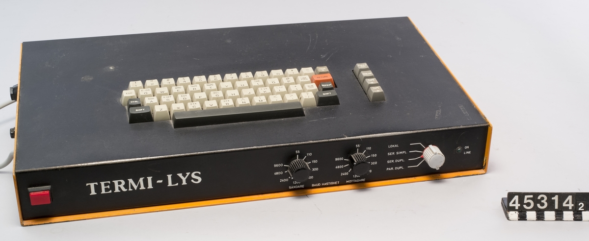 Terminal med tangentbord och utgång för monitor, seriell och RS232 port. Termi-LYS utvecklades och användes tillsammans med datorn LYS-16. Terminalen använde en vanlig TV som bildskärm och visar normalt 25 rader Ã  64 tecken. Textens fyra kvadrater går att var för sig förstoras upp, vilket då ger 12 rader om 32 tecken. Termi-LYS är teletype-kompatibel och är avsedd att kunna användas i vilket datorsystem som helst. Termi-LYS består av följande enheter: textgeneratorkort, tangentbord, kommunikationsenhet, nätaggregat, HF- och videomodulator.