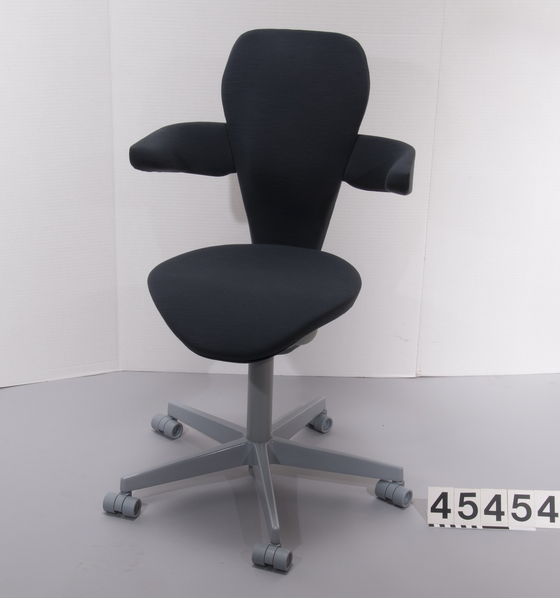 Kontorsstolen LEI är särskilt utformad för kvinnans kropp. I stolsryggen finns en patenterad kudde, LumbarFlex,som ger stöd åt svanken. Andra specialdetaljer är ett scrollreglage som lätt styr ryggstödet och ett tyg som är tryckavlastande och transporterar bort värme och fukt. Stolen har armbågsstöd i stället för armstöd som ger mer plats för lite bredare höfter. Stolen har gungfunktion och anpassar sig automatiskt till kroppsvikten.  Automatisk framåtlutning av sits. Gasreglerad sitthöjd.  Patentsökt för ländryggsstödert LumbarFlex.  Obegagnad, levererad från tillverkaren i förpackning.