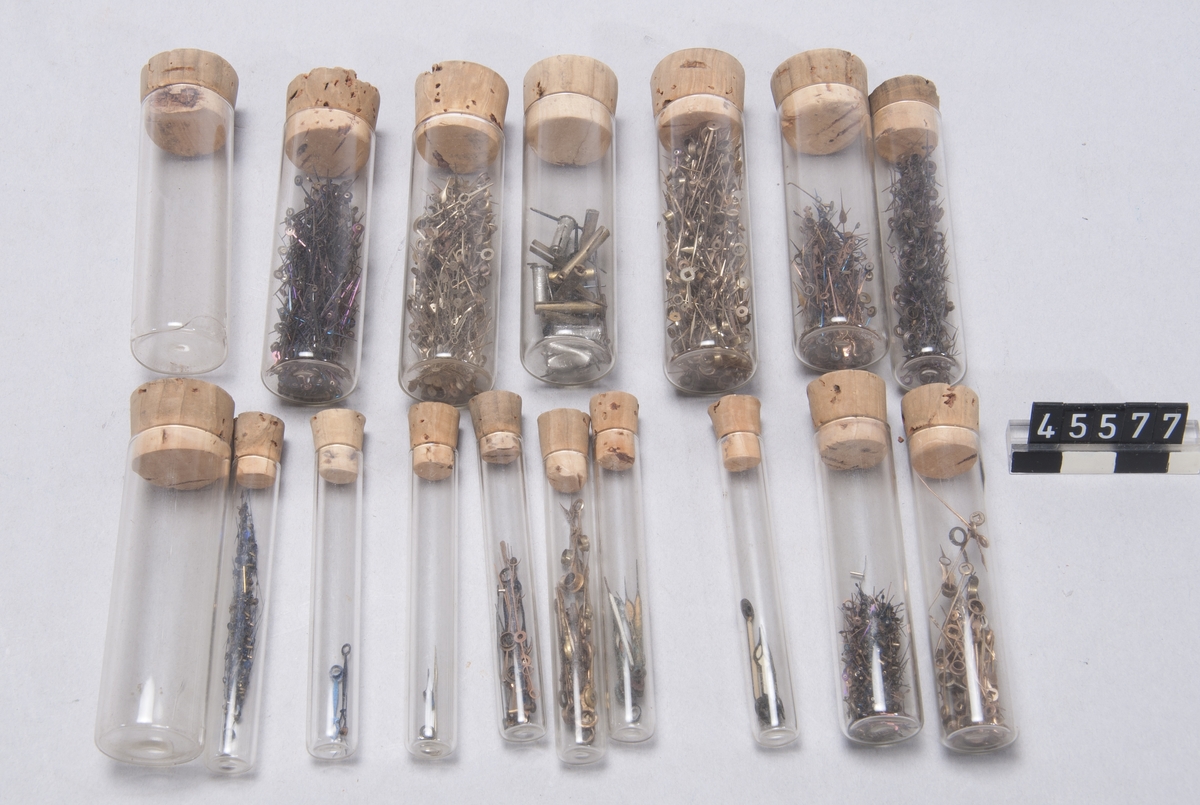 Visare till fickur, 17 st korkförslutna glasrör med olika visare i.